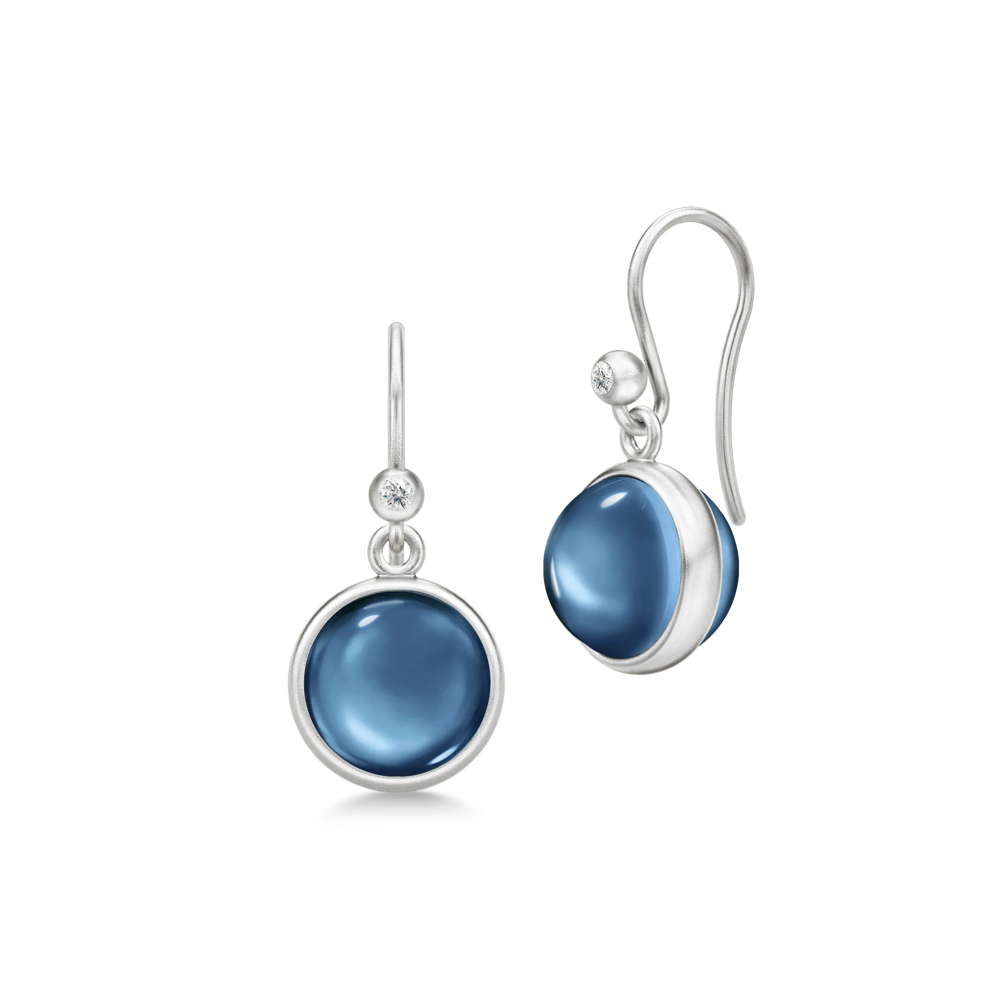 Julie Sandlau Prime Sapphire Blå Øreringe - Sølv HKS181RHSACRCZ Ikoniske Prime øreringe fra Julie Sandlau, med den klassiske sapphire blå krystal. Prime kollektionen findes i mange flotte farver🤍