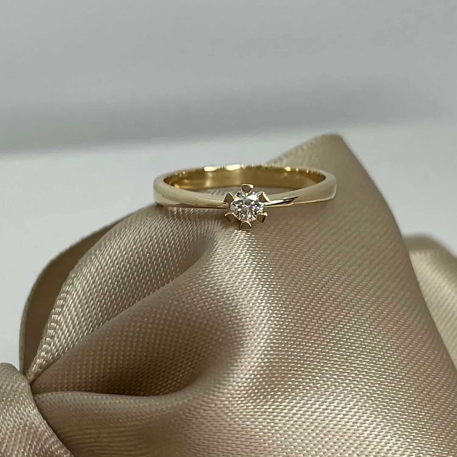 Scrouples VIDA Ring 8 karat guld med 0,10ct diamant 7813,10