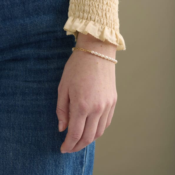 Seaside armbånd med kædestykke og barokke hvide ferskvandsperler fra Pernille Corydon - b-447-gp