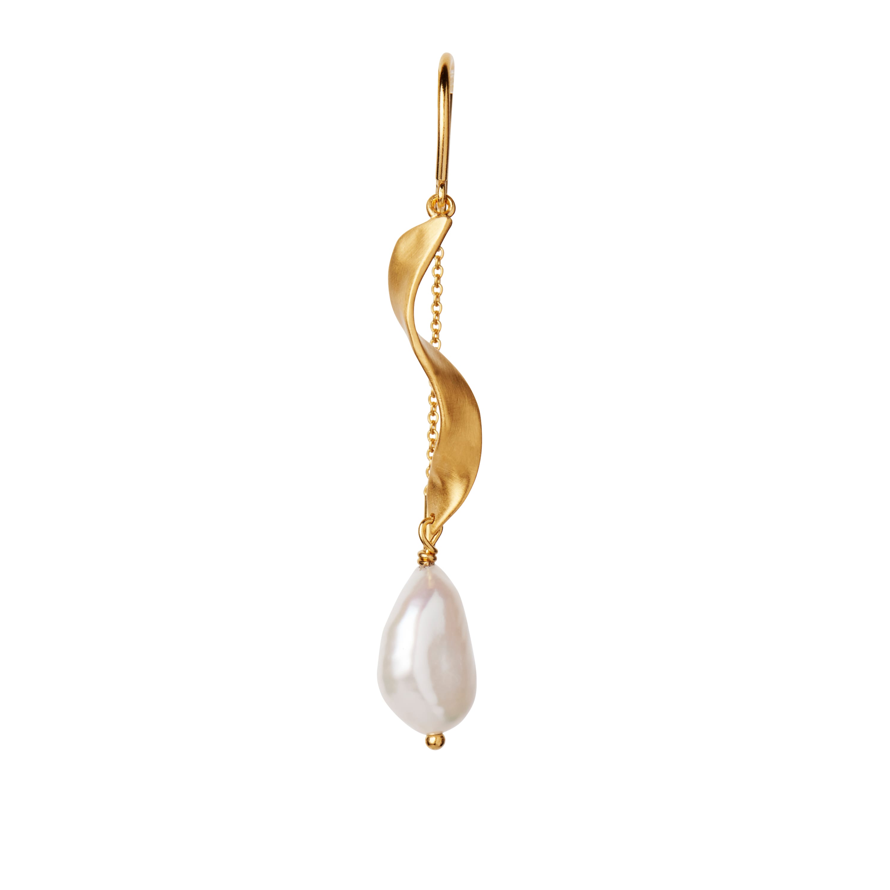 Stine A LONG TWISTED WITH BAROQUE PEARL Ørering 1271-02-S Smuk ørering med en lang flot twisted plade der afsluttes elegant med en hvid ferskvandsperle og en kæde på bagsiden.