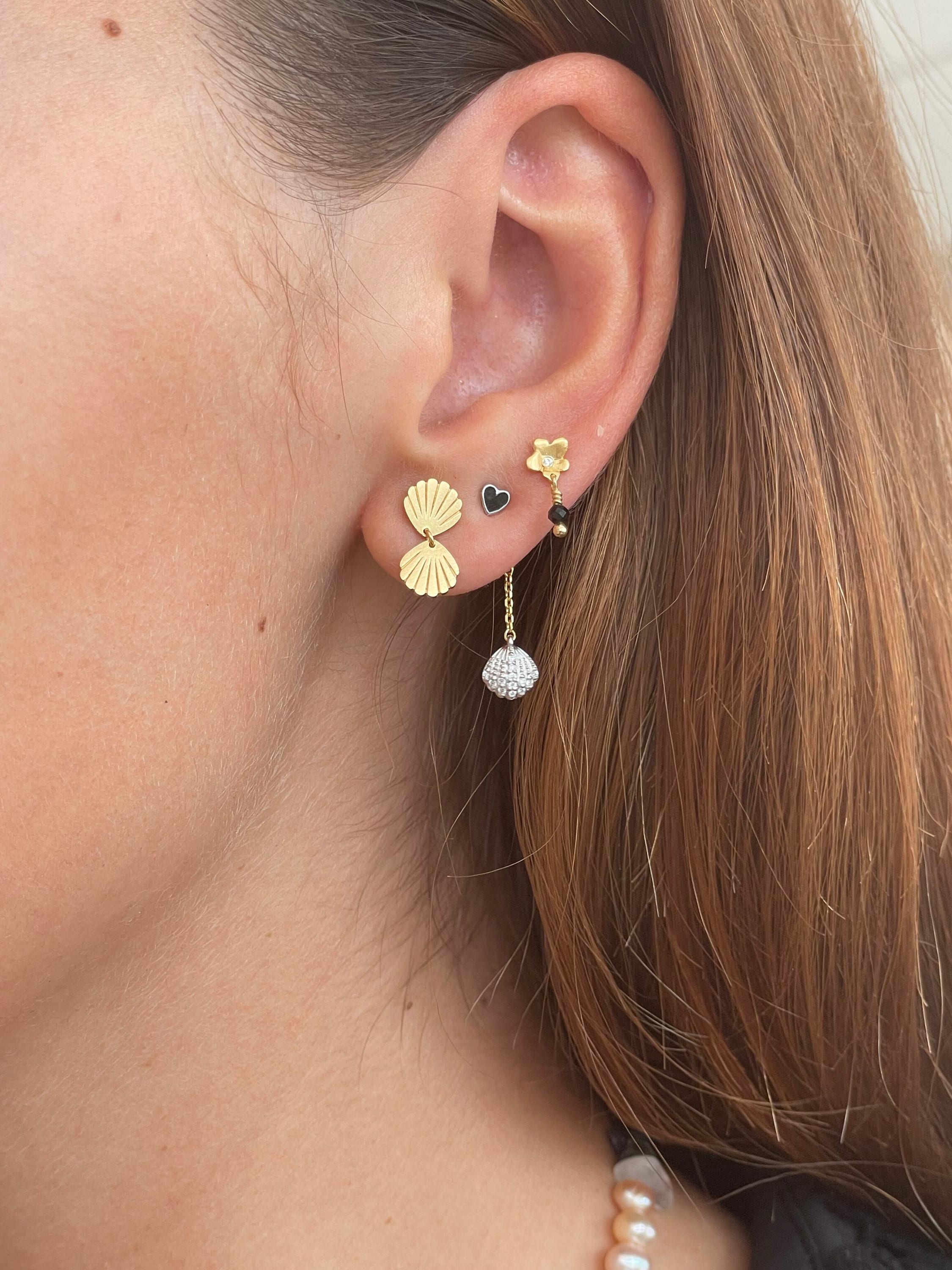 Fin lille petite ørestik med to ens muslingsskaller. Stine A TRES PETIT GARDEN FLOWER Ørering 1315-02-S