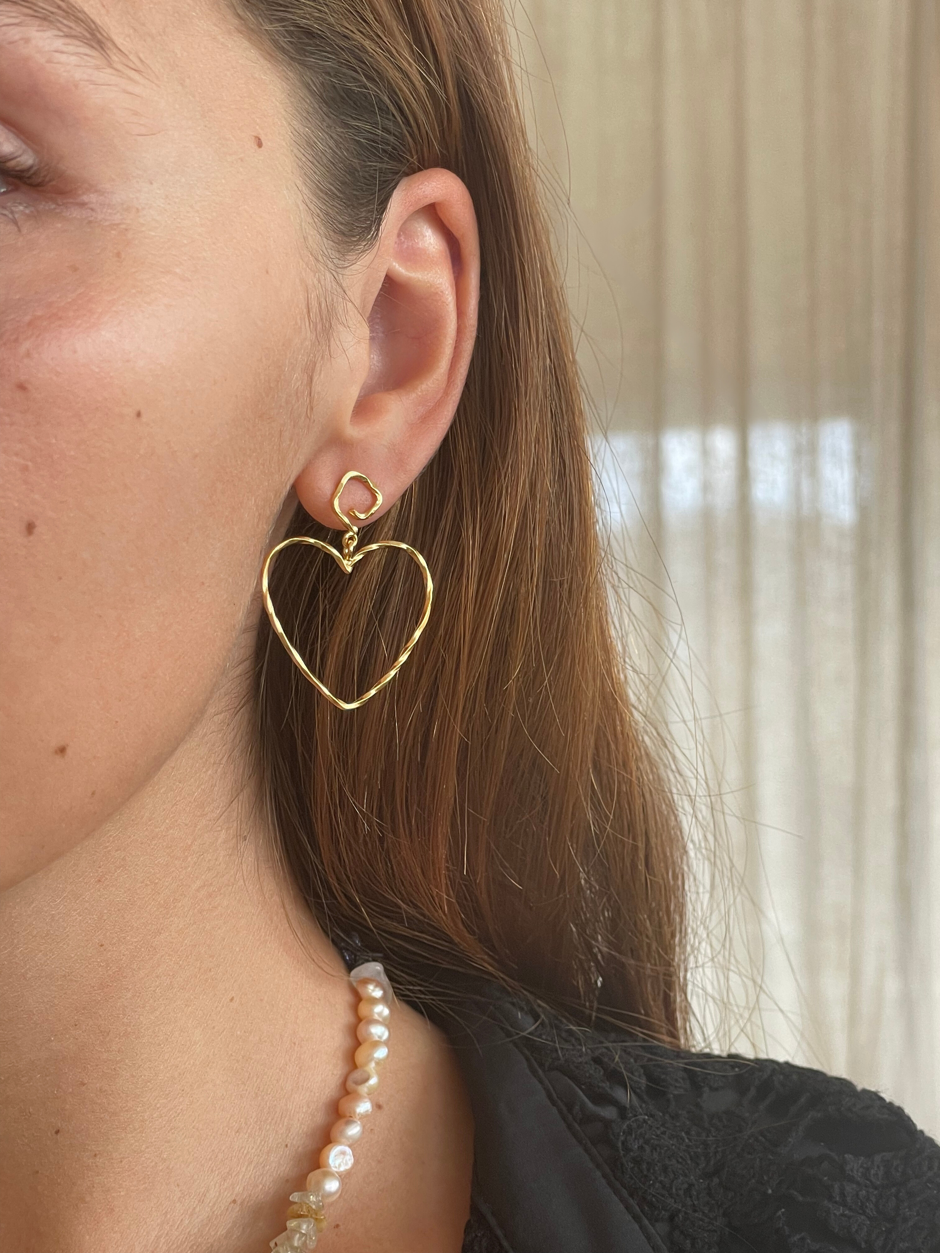 Stine A FUNKY HEART Ørering 1317-02-S Funky Heart ørering er en ægte statement-maker, der giver dit outfit den helt rette kant. Øreringen har snoet designdetaljer og er formet som et hjerte🤍