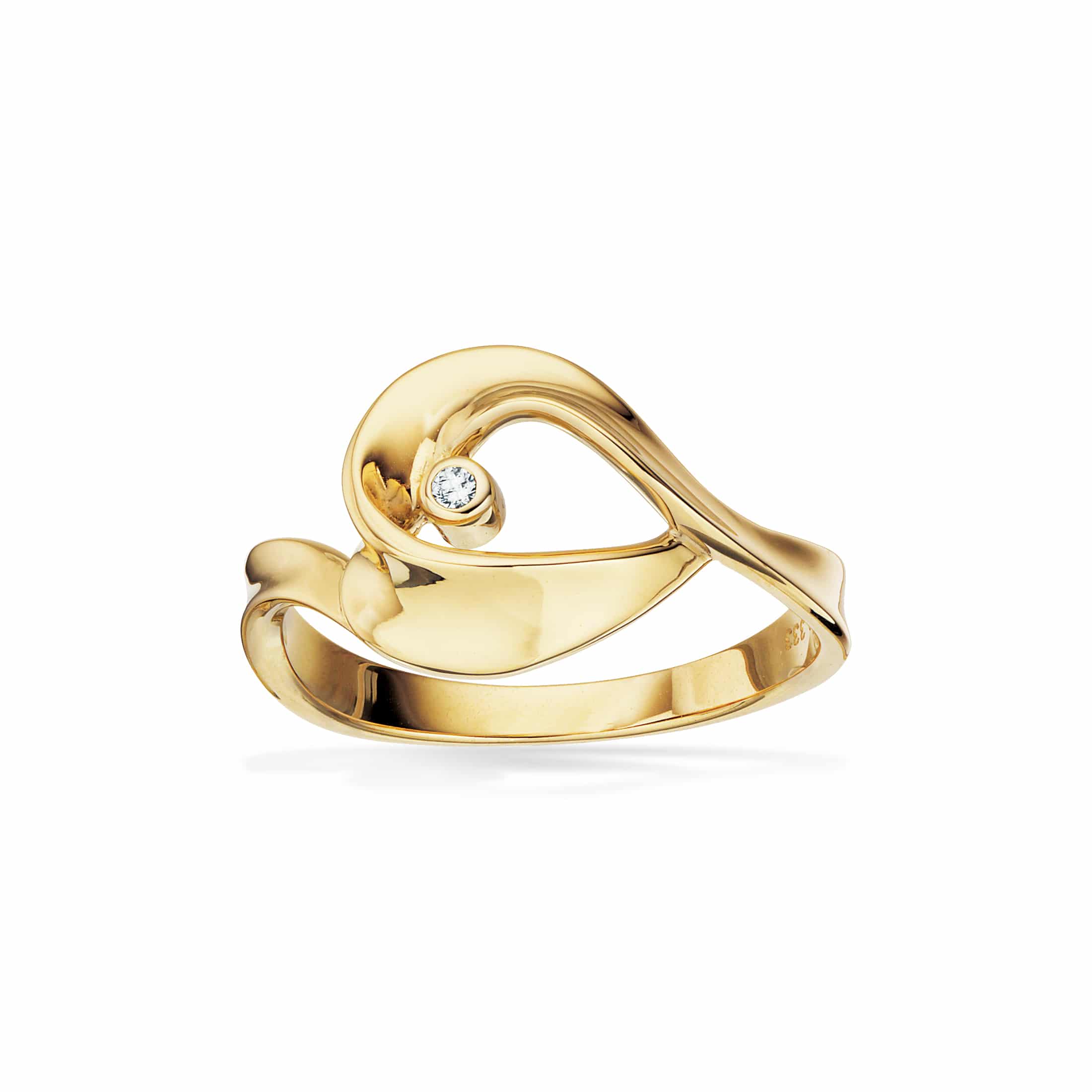 Scrouples Ring 8 karat 714113 Klassisk og elegant ring med en åben let snoet dråbe. Ringen er i 8 karat guld med en flot blank overflade. I midten af ringen sider en glimtende lille zirkon.
