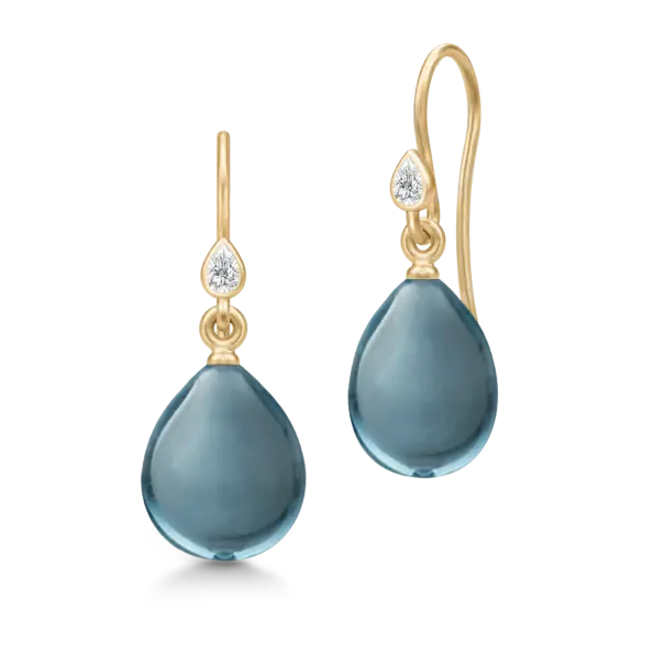 Julie Sandlau PRIMA BALLERINA Øreringe HKS548GDLBCRCZ - Et par elegante øreringe med flot London Blue pear cut crystal 🤍 Leveres i en flot gaveæske.