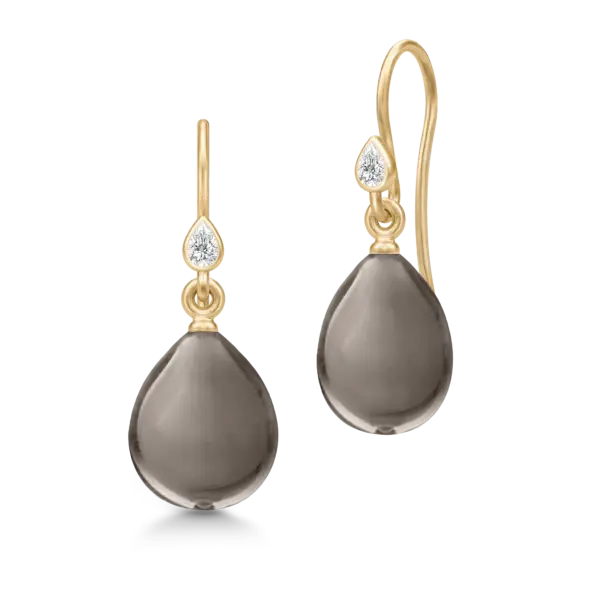 Julie Sandlau PRIMA BALLERINA Smokey Øreringe HKS548GDSMCRCZ Et par elegante øreringe, med flot brun pear cut krystal 🤍 Øreringen måler 28 x 12 mm og er fremstillet i 22 karat forgyldt sterling sølv.
