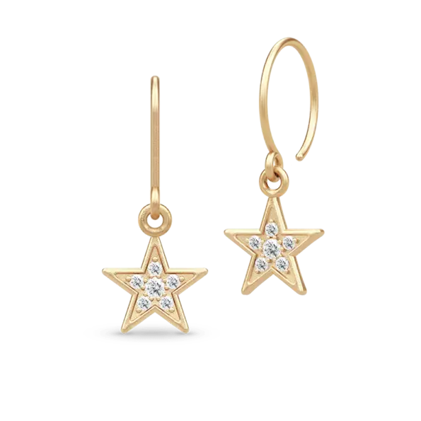 Julie Sandlau STELLA Øreringe HKS745GDCZ Stella er et par smukke øreringe i 22 karat forgyldt sterling sølv. Stella har et let udtryk med sin fine stjerne isat glimtende zirkoner. Øreringen måler 13,5 mm x 12 mm og har en idel størrelse til at kombinere med andre øreringe🤍