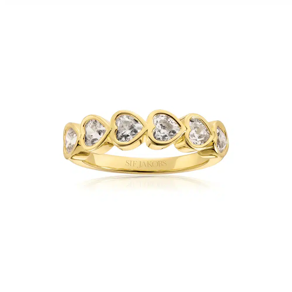 Sif Jakobs Amorino Ring SJ-R2494-CZ-YG - Smuk hjerte ring fra Sif Jakobs, med de fineste hjerte zirkoner på række🤍 Leveres i flot smykkeæske 🤍