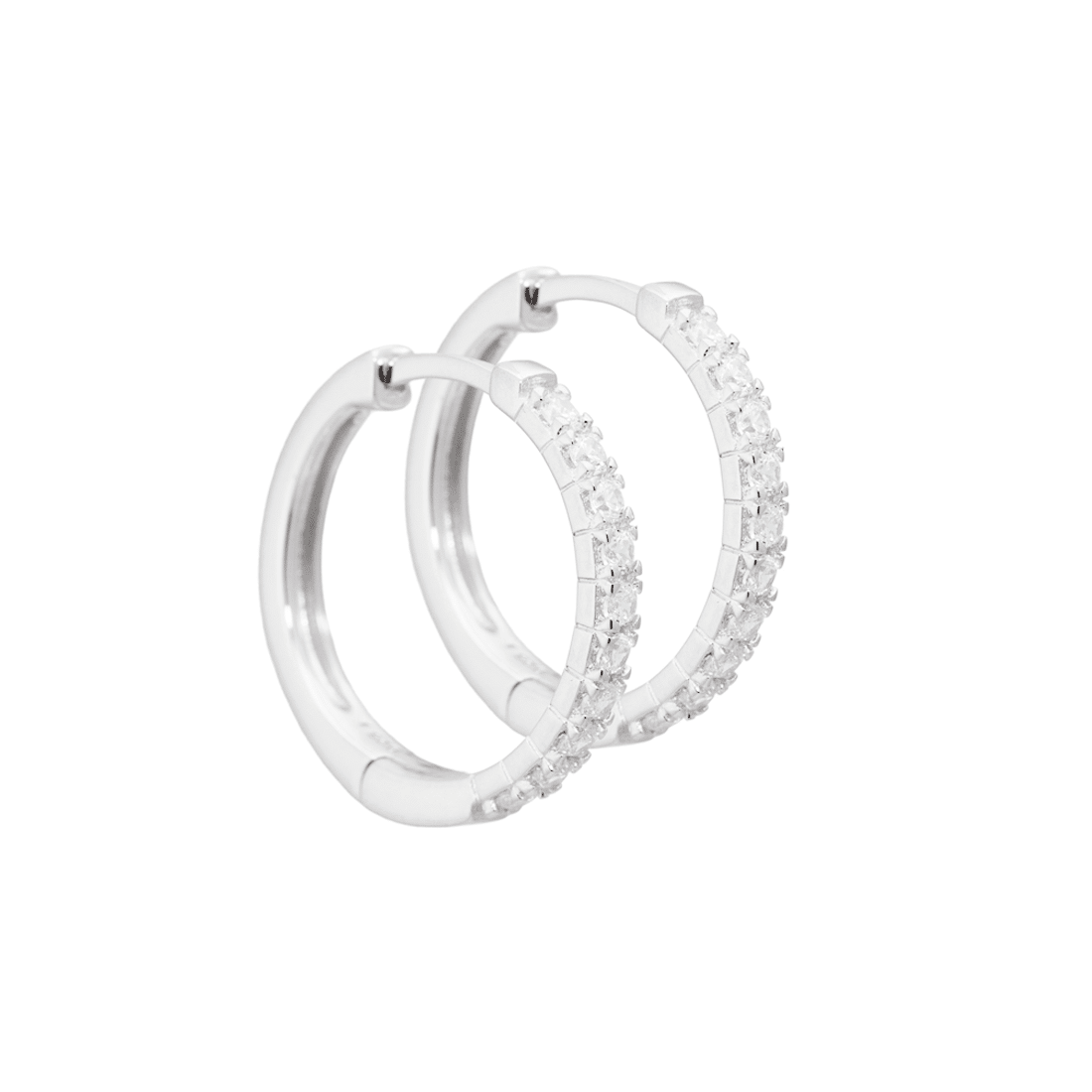Aqua Dulce Darling Hoop 20mm Sølv 3826 - klassiske 20 mm hoops pyntet med klare zirkonia, der giver et fint og diskret glimt. Med nem click-lås