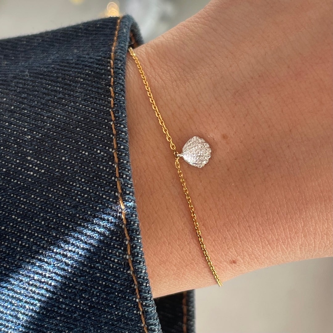 Stine A Tres Vintage Shell Armbånd 3210-0002-OS Fint og cool armbånd med et super sødt lille muslinge vedhæng.