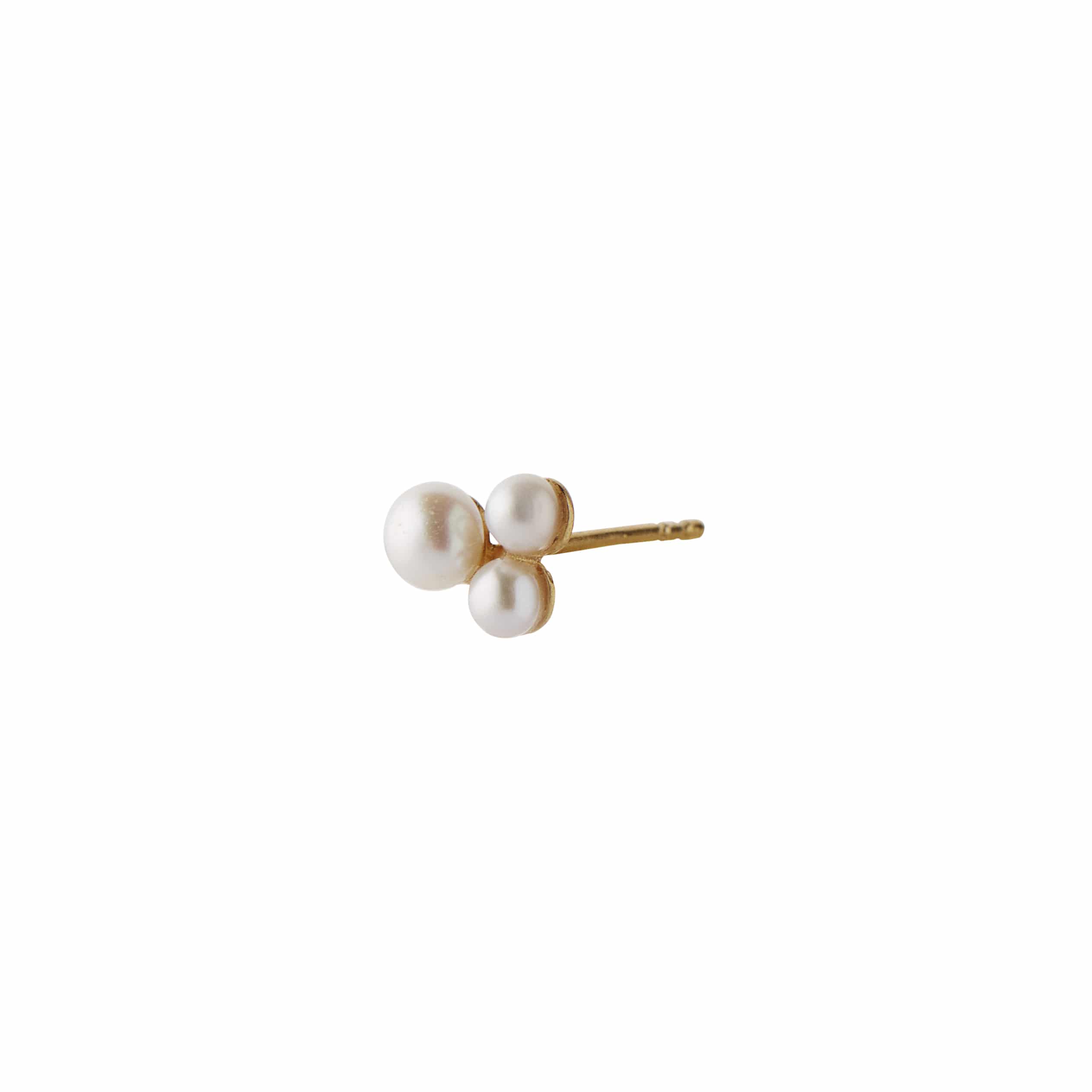 Stine A Three Pearl Berries Ørering 1321-02-S Fin lille ørestik med en buket af tre smukke ferskvandsperler i varierende størrelser.