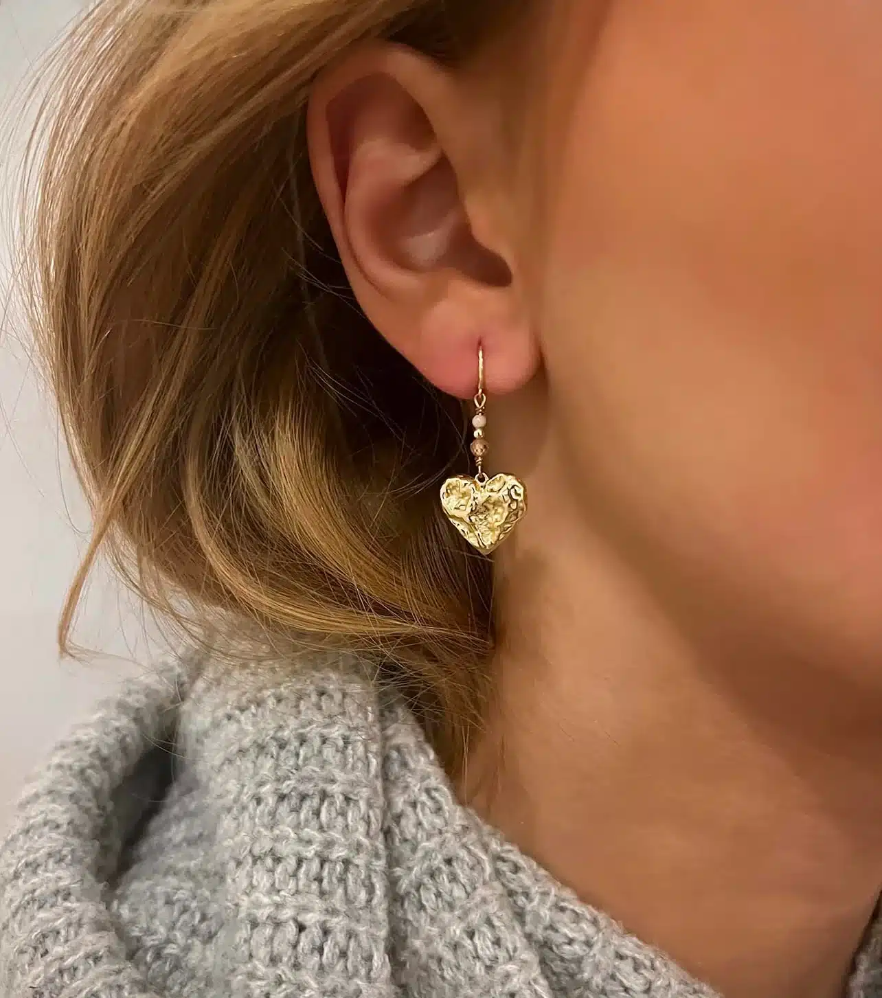 WiOGA Cecilia Øreringe Forgyldt E-8801-GP - forgyldt design med et feminint og stilrent udtryk. Perfekte til både hverdag og fest.