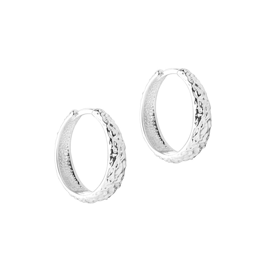 Aqua Dulce Cappa Hoop 20mm Sølv 6239 - med banket overflade og nemt click-system. Stilrene hoops til hverdag og fest. Køb Aqua Dulce hos Guldsmedlange.dk