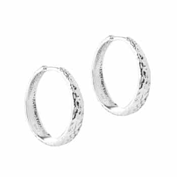 Aqua Dulce Cappa Hoop 25mm Sølv 6241 - banket overflade og nemt click-system. Stilrene hoops til hverdag og fest. Køb Aqua Dulce hos Guldsmedlange.dk
