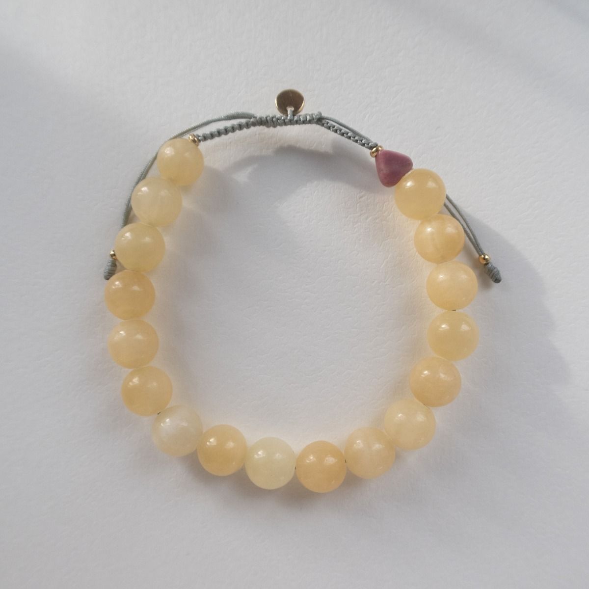 Stine A Cherie Bon Bon Honey Armbånd 3224-02-OS - smukke gule jadeperler og justérbar snor (17-25 cm) – Køb Stine A hos Guldsmedlange.dk