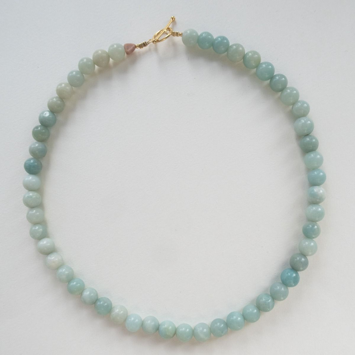 Stine A Cherie Bon Bon Cool Mint Halskæde 2063-02-OS - Smuk halskæde med aqua blue jade perler og dekorativ lås - Køb hos Guldsmedlange.dk
