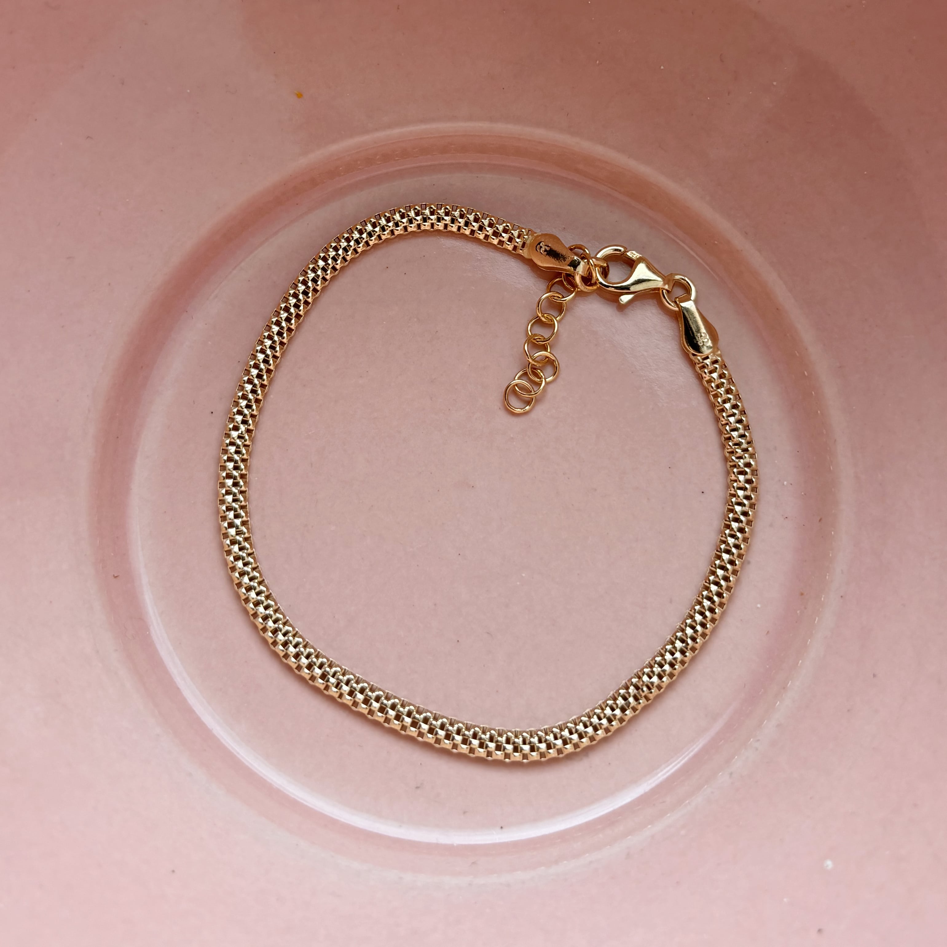 Scrouples Armbånd Forgyldt Sølv 300032A,M – klassisk armbånd i sterlingsølv med forgyldning. Længde 17+3 cm. Et Scrouples armbånd til både hverdag og gave.