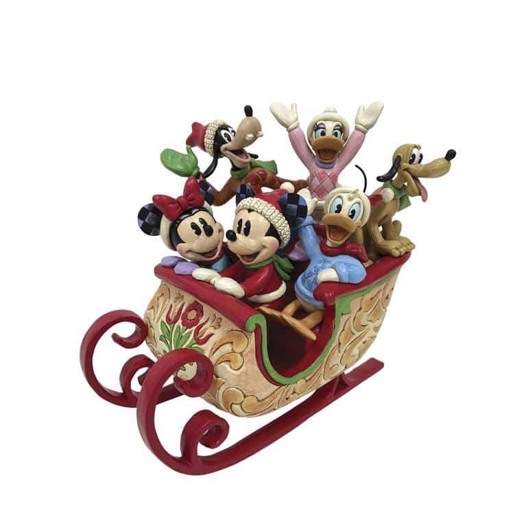Disney Traditions Mickey & Venner i Julekane (K2-6016883) – håndmalet resinfigur på 20,5 cm. Perfekt julefigur til Disney-samlere og hyggelig julepynt.