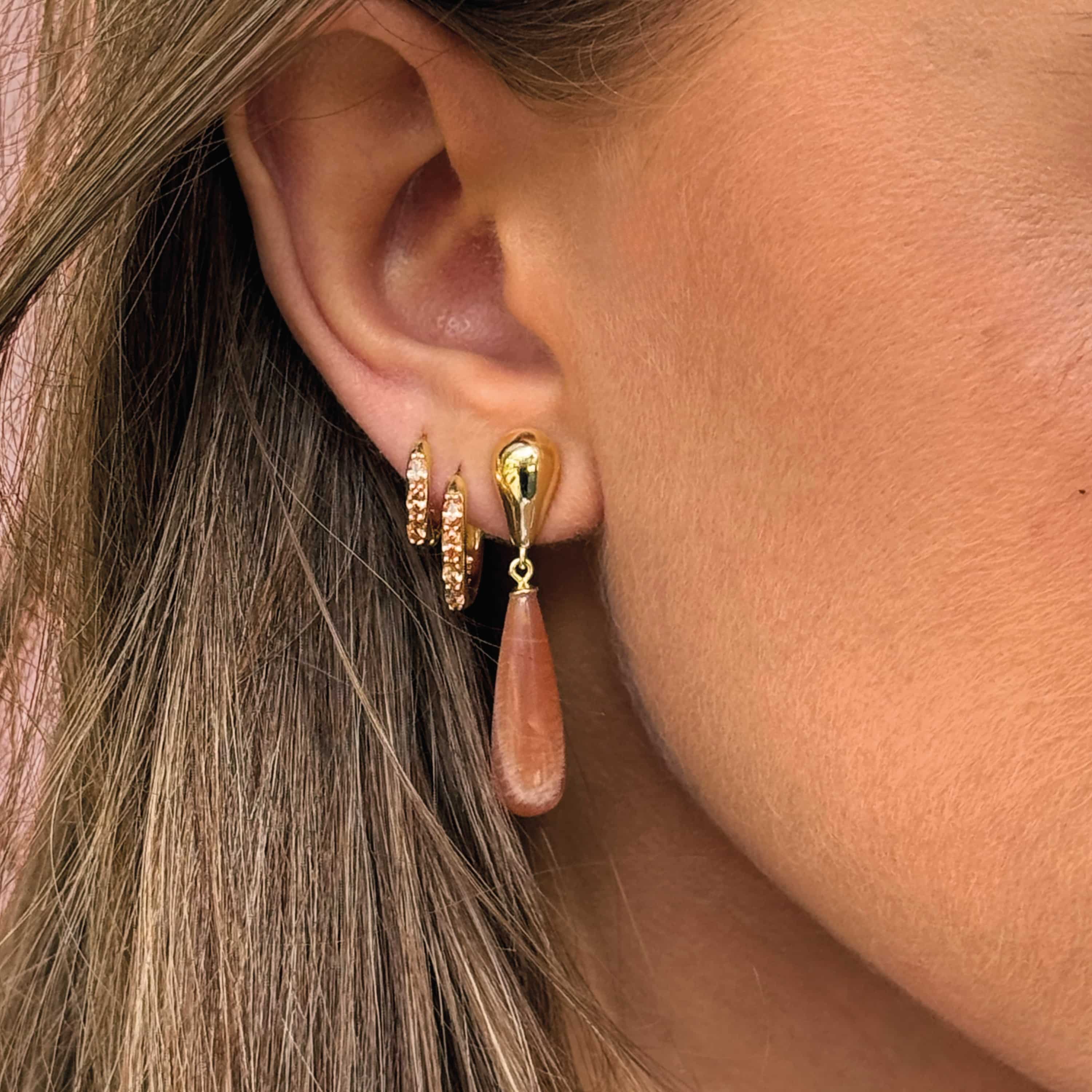 Aqua Dulce Sunella Long Drop Øreringe Forgyldt Sølv 6456 med sunstone-dråbe. Smukke og feminine øreringe til hverdag og fest.