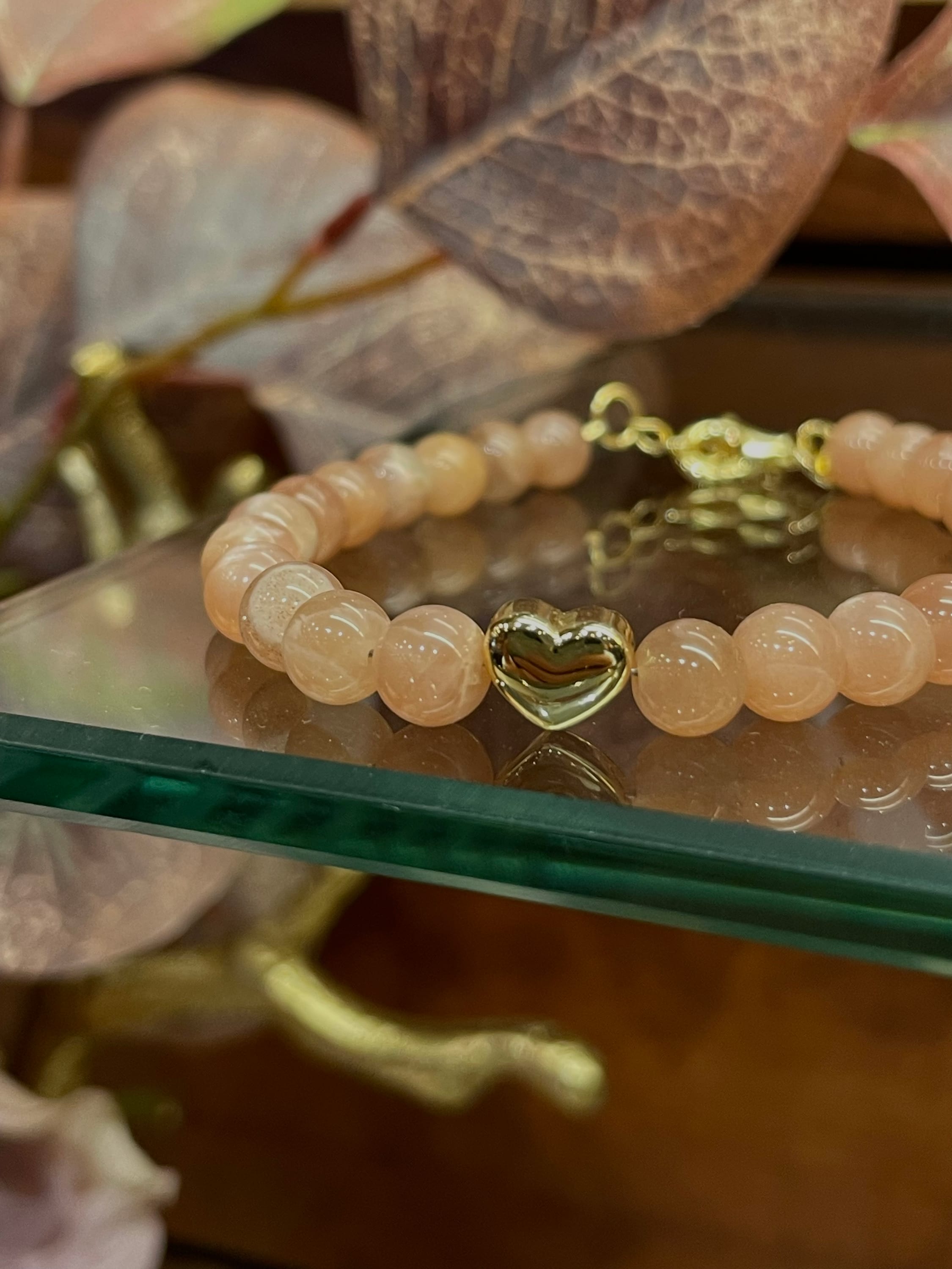 Aqua Dulce Karla Rose Armbånd med sunstone og lille hjerte. Justerbar længde 17+3 cm. Køb dit Aqua Dulce armbånd online i dag.