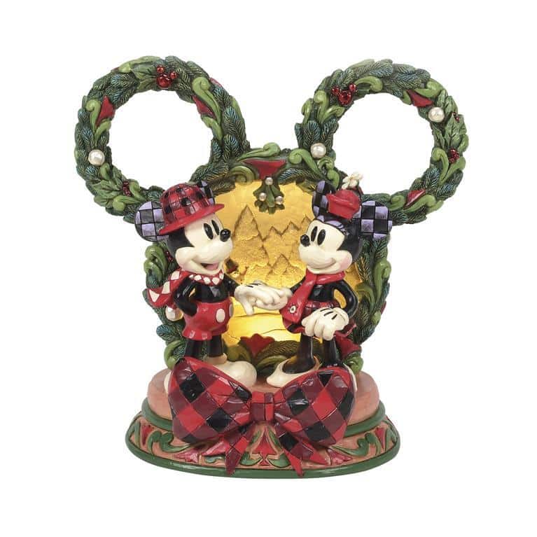 Disney Traditions Mickey & Minnie Magical Winter Moments K2-6016880 - håndmalet med LED-lys. Højde 19,5 cm. Skab hygge og julestemning med Disney-magi.