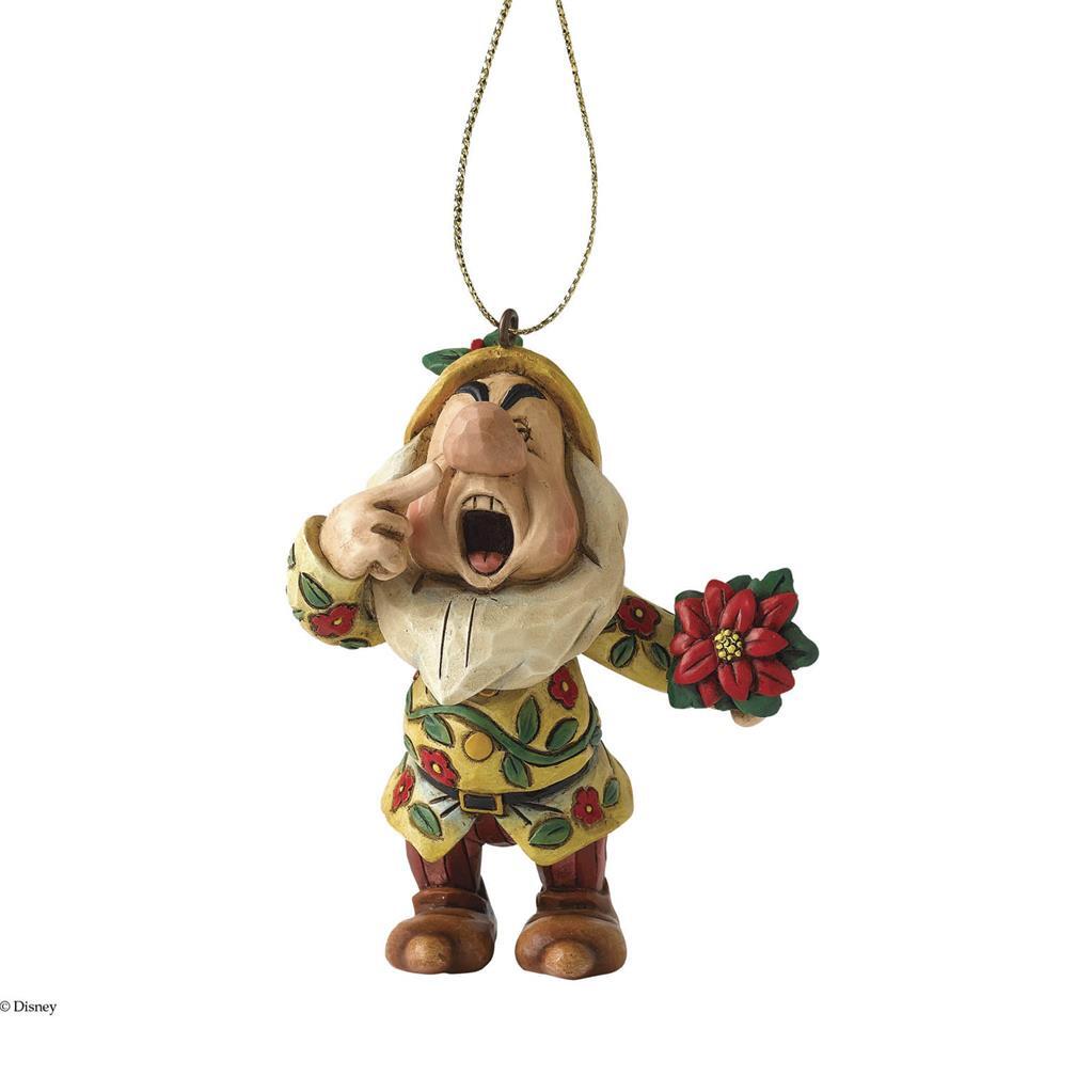 Disney Traditions Prosit Juleornament K2-A9045 – håndmalet resinfigur på 7 cm. Perfekt julepynt med Prosit fra De Syv Små Dværge.