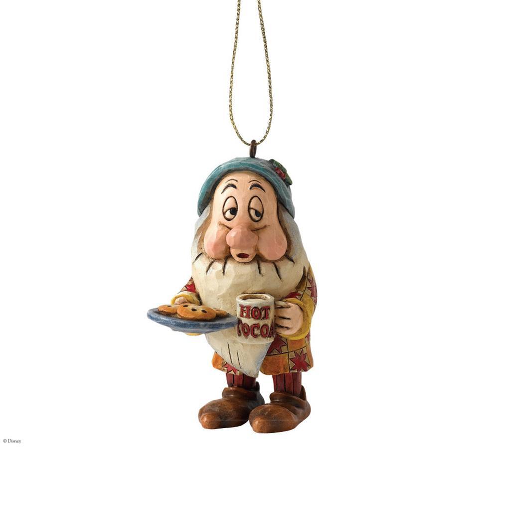 Disney Traditions Søvnig Juleornament K2-A9044 – håndmalet resinfigur på 7 cm. Sød julepynt med Søvnig fra De Syv Små Dværge.