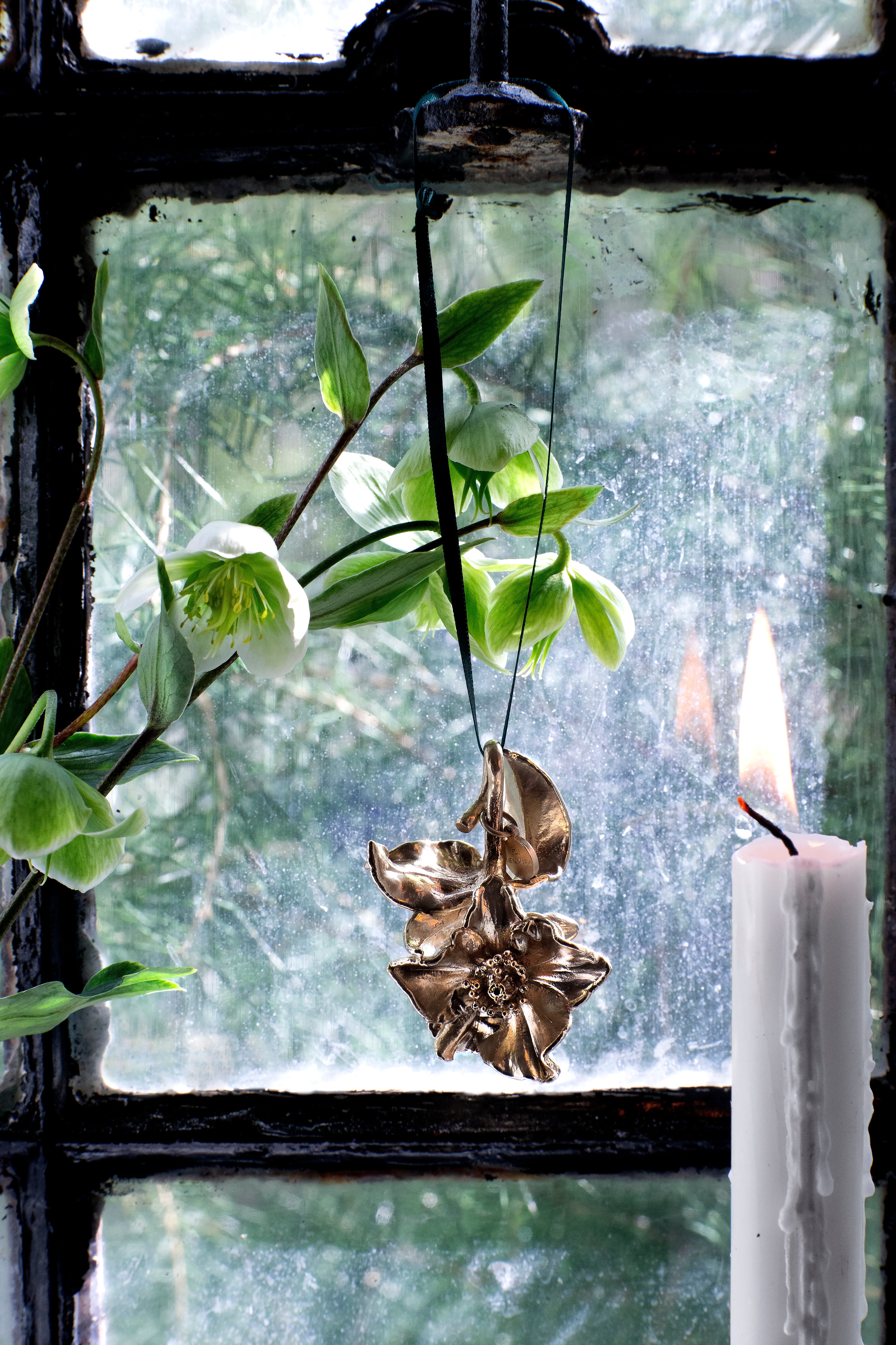 Flora Danica Julepynt – Julerose ophæng i guldbelagt design. Elegant og naturinspireret julepynt, 5 x 4 cm, perfekt som gave eller pynt på juletræet.