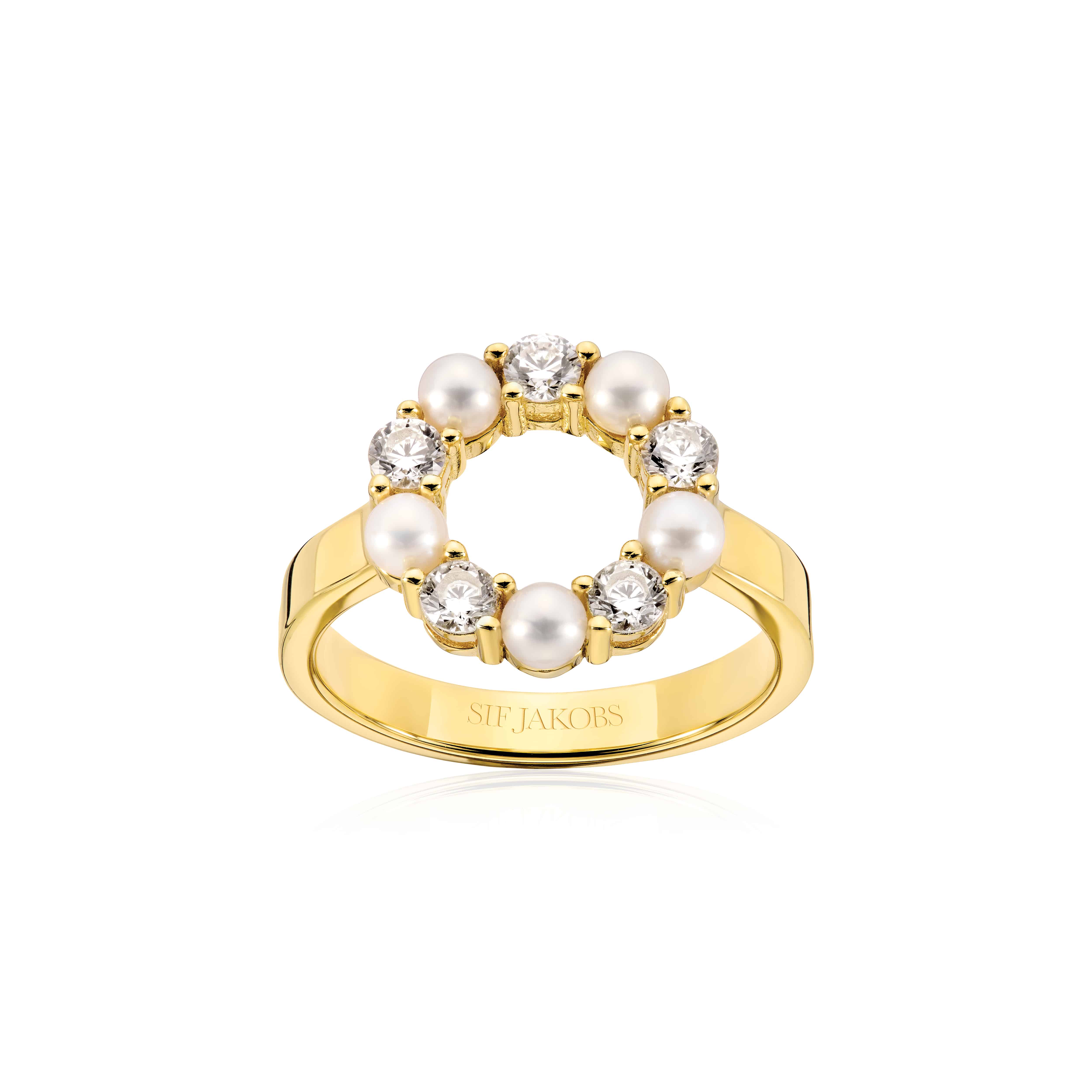Sif Jakobs Biella Pearl Ring Forgyldt Sølv SJ-R2432-PCZ-YG - En feminin cirkelring med klassisk og moderne udtryk. køb hos Guldsmedlange.dk