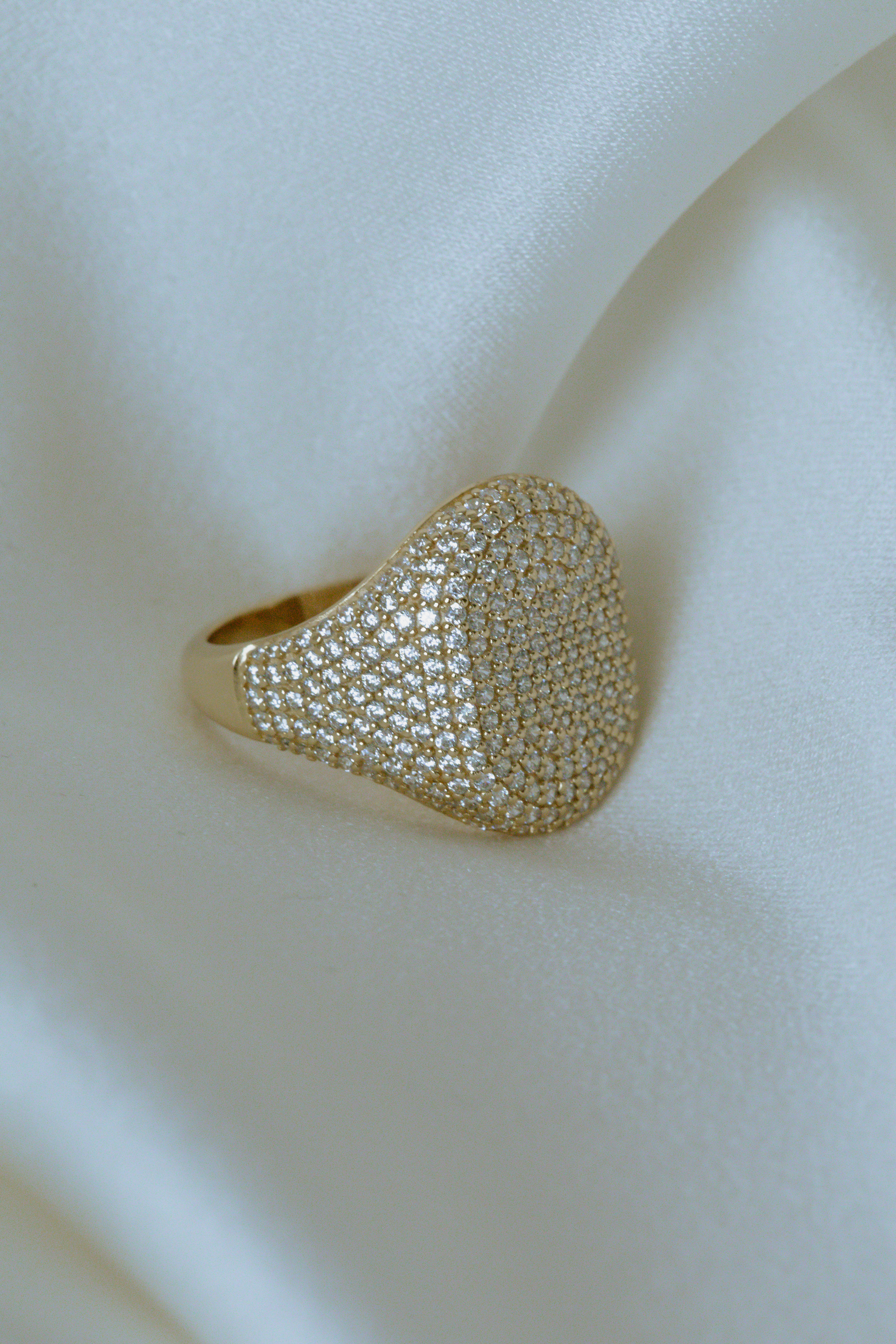 Sif Jakobs Capizzi Ring Forgyldt Sølv SJ-R42240-CZ-YG - En elegant og tidløs ring, der passer perfekt til både hverdag og fest.