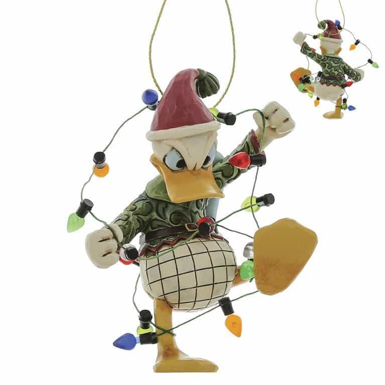 Disney Traditions Anders And Med Lyskæde Juleornament K2-6017548 - håndmalet resinfigur på 9 cm. Sjov og festlig julepynt for Disney-fans.