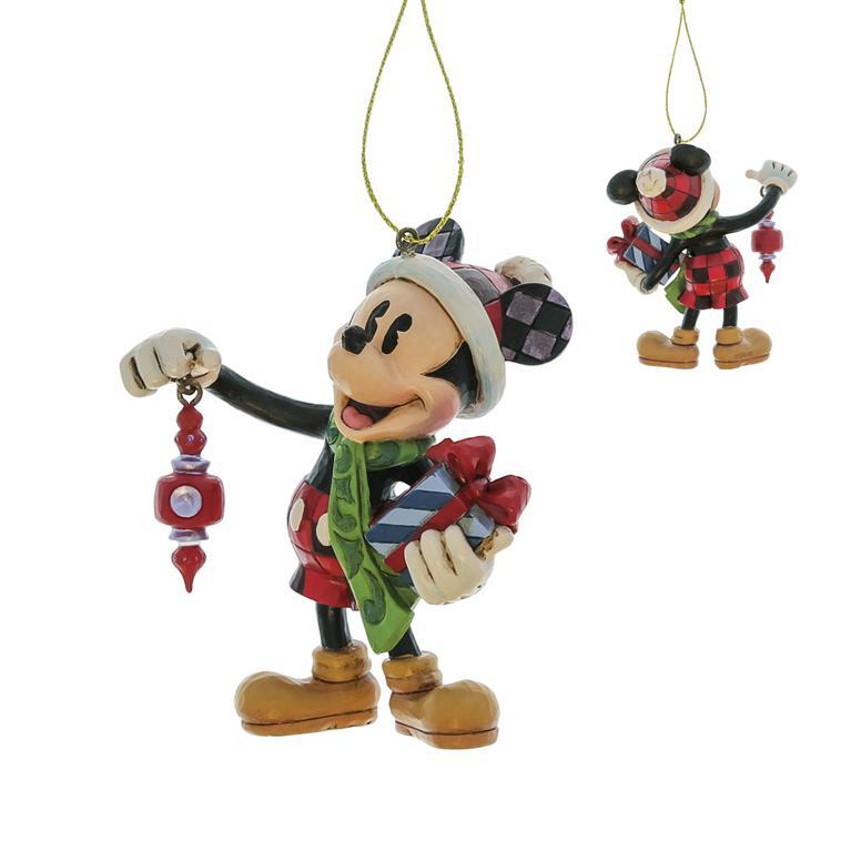 Disney Traditions Mickey Juleornament K2-6017546 - håndmalet resinfigur på 9 cm. Perfekt lille julepynt til Disney-fans. Køb hos Guldsmedlange.dk