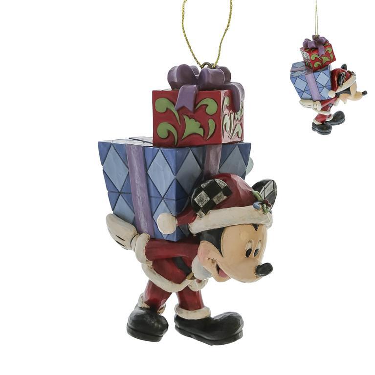 Disney Traditions Mickey Med Gaver Juleornament K2-6017547 - håndmalet resinfigur på 11 cm. Perfekt lille julepynt til Disney-fans.