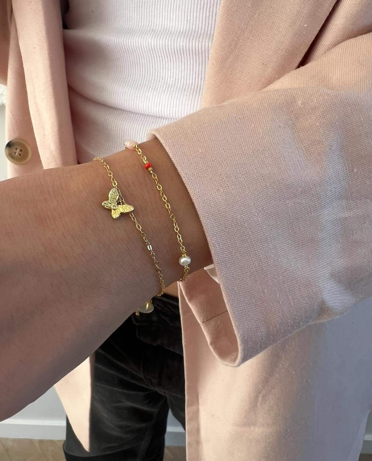 WiOGA Zoe Armbånd Forgyldt B-9021-GP - er prydet med en farverig blanding af koral, zirkonia, perle og emalje. Perfekt til fest eller hverdagsbrug