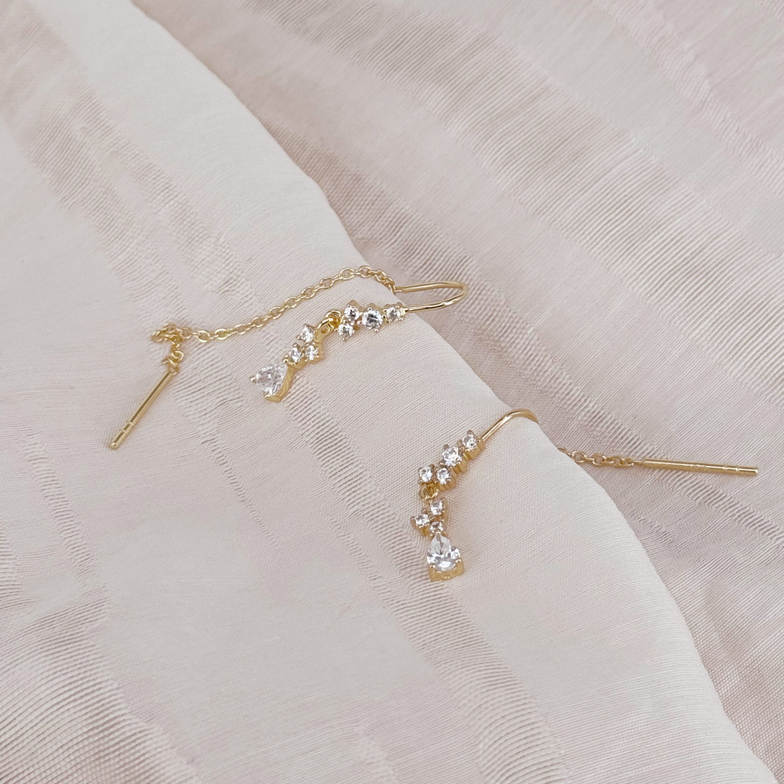 Aqua Dulce Aura Øreringe Forgyldt 6088 - lette og elegante øretråde pyntet med klare zirkonia. Find dem hos Guldsmedlange.dk