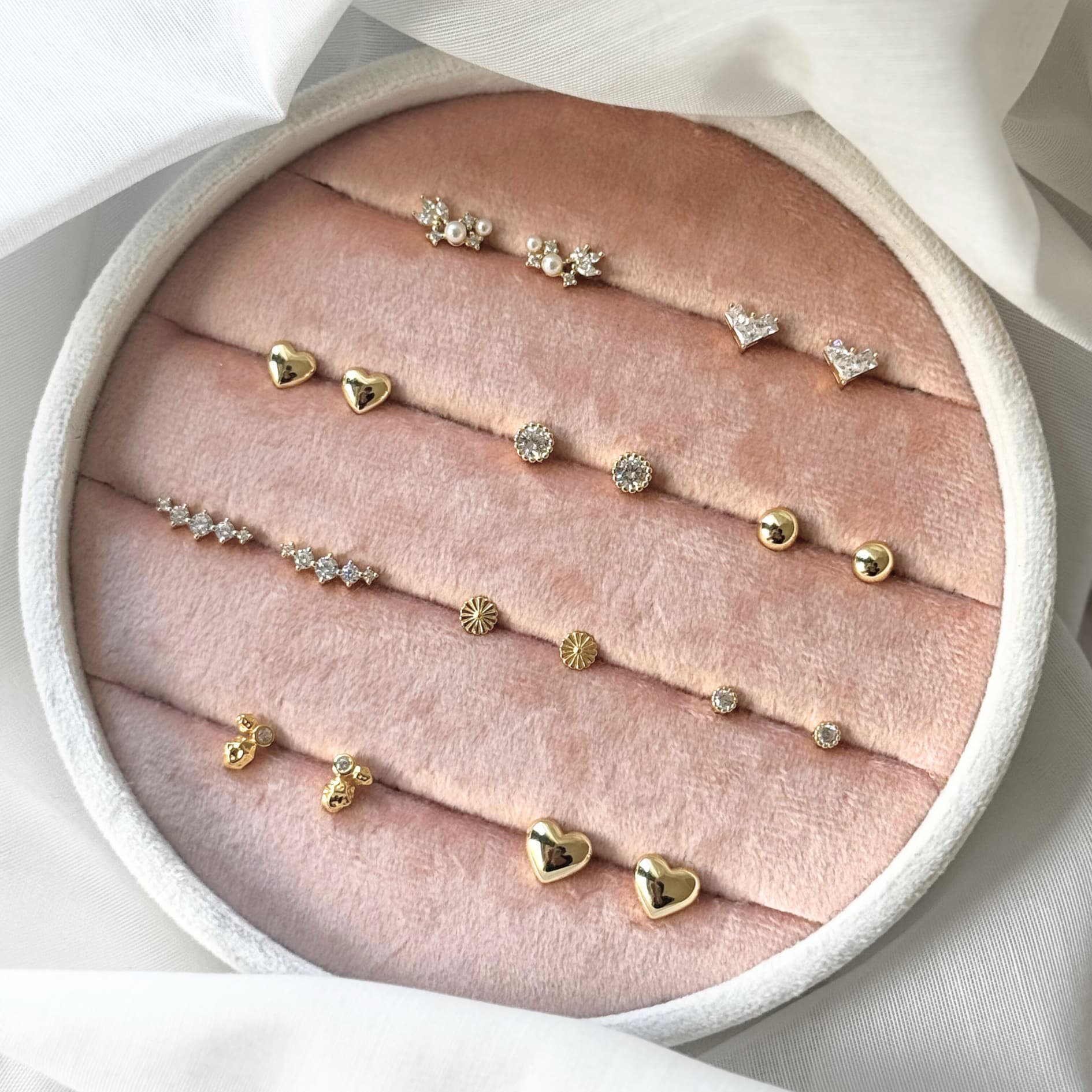 Aqua Dulce Kara Heart Clear Ørestikker 7,5mm Forgyldt 6600 -små og fine ørestikker formet som et hjerte af klare zirkonia. De giver et sødt og feminint look