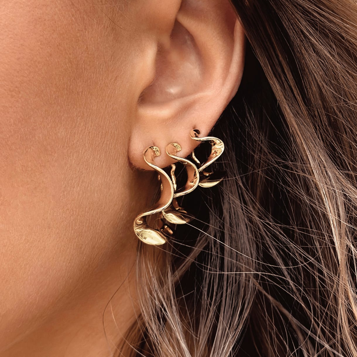 Aqua Dulce Slim Rhumba Large 30mm Øreringe Forgyldt 6582 - enkelt og stilrent hoop-design med et feminint udtryk. Perfekt til både hverdag og fest