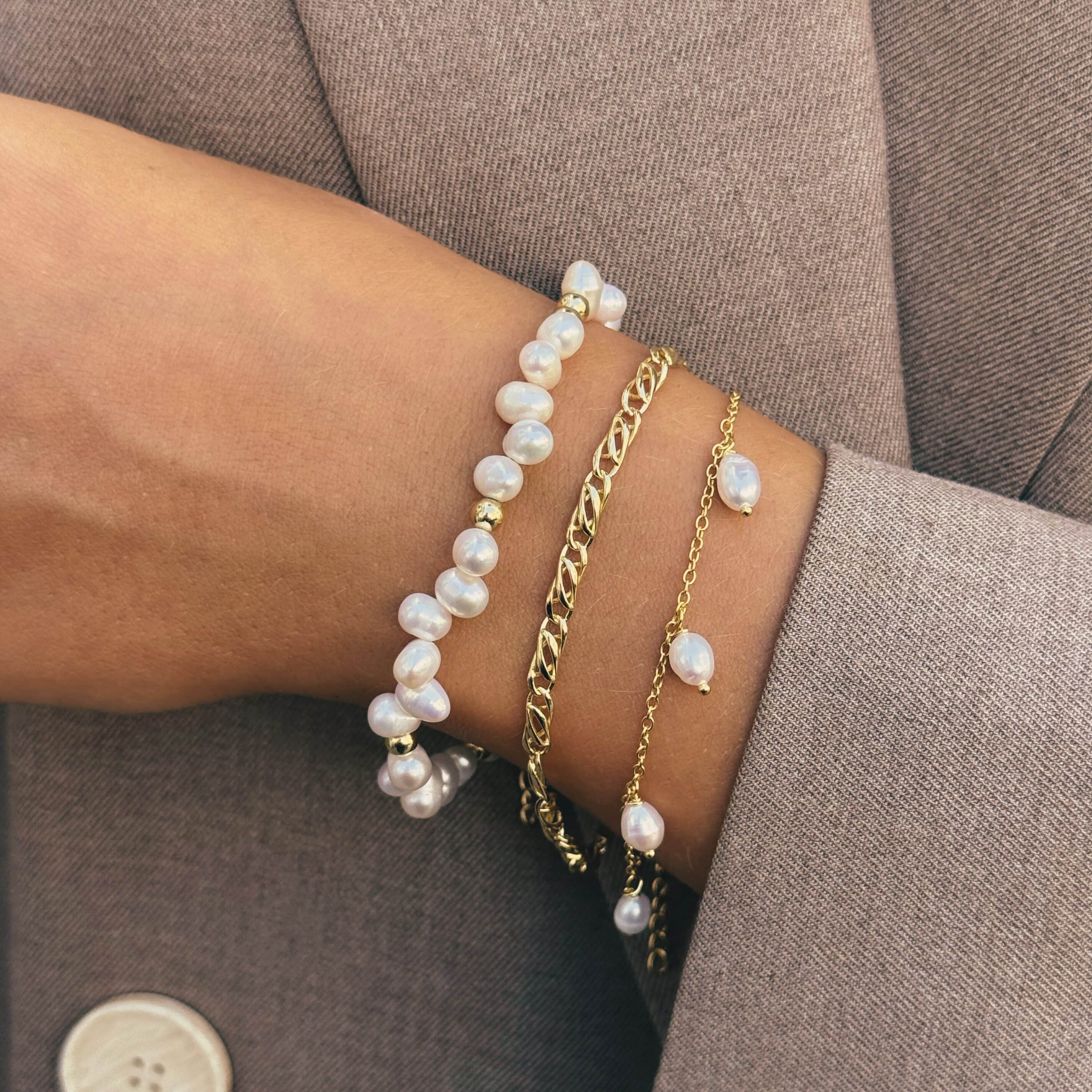 Aqua Dulce Edna Armbånd 17+3cm Forgyldt 6610 - har et let og feminint udtryk, der passer perfekt til både hverdag og fest. Shop det hos Guldsmedlange.dk
