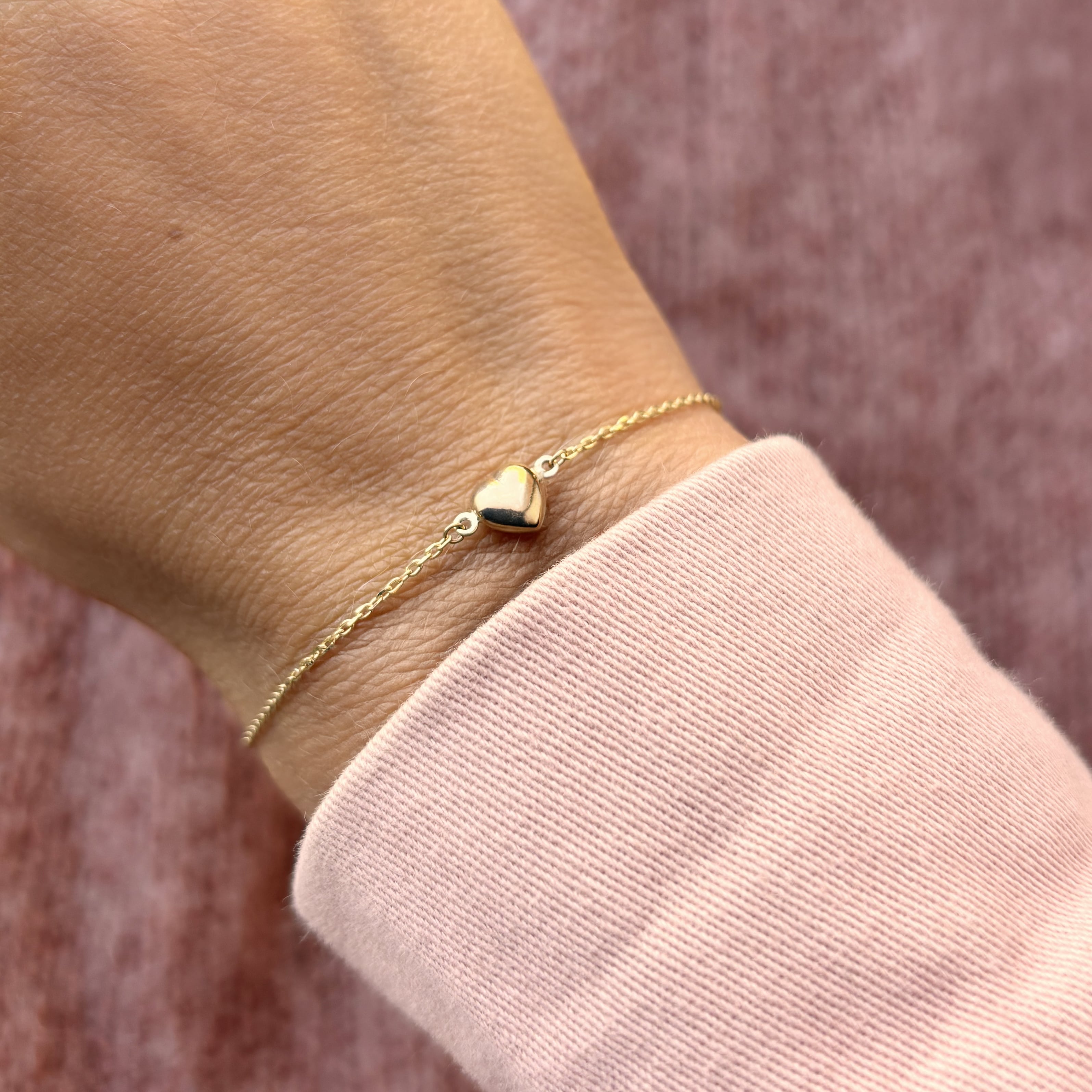Scrouples Armbånd med hjerte 8 karat guld 17+3cm 34413A,M - et fint og feminint armbånd med et lille hjerte placeret midt på kæden.