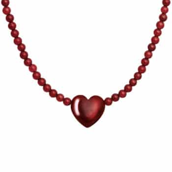 Maanesten Maroon Heart halskæde forgyldt 2841A - med kæde af røde jade-perler og hjerte i midtpunktet. Halskæde med varme farver og roligt udtryk.