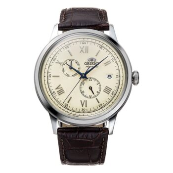 Orient Classic Bambino RA-AK0702Y er et automatisk herreur med lys urskive, brun rem og klassisk design. Japansk urværk. Se uret hos Guldsmedlange.dk