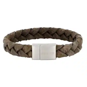 Læderarmbånd fra Son of Noa i flettet brunt kalveskind med lås i stål. Klassisk armbånd til daglig brug.