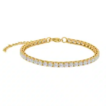 Tennisarmbånd fra Son of Noa i rustfrit stål med guldfarvet IP Gold overflade og klare zirkonia. Justerbar længde så armbåndet kan tilpasses håndleddet.