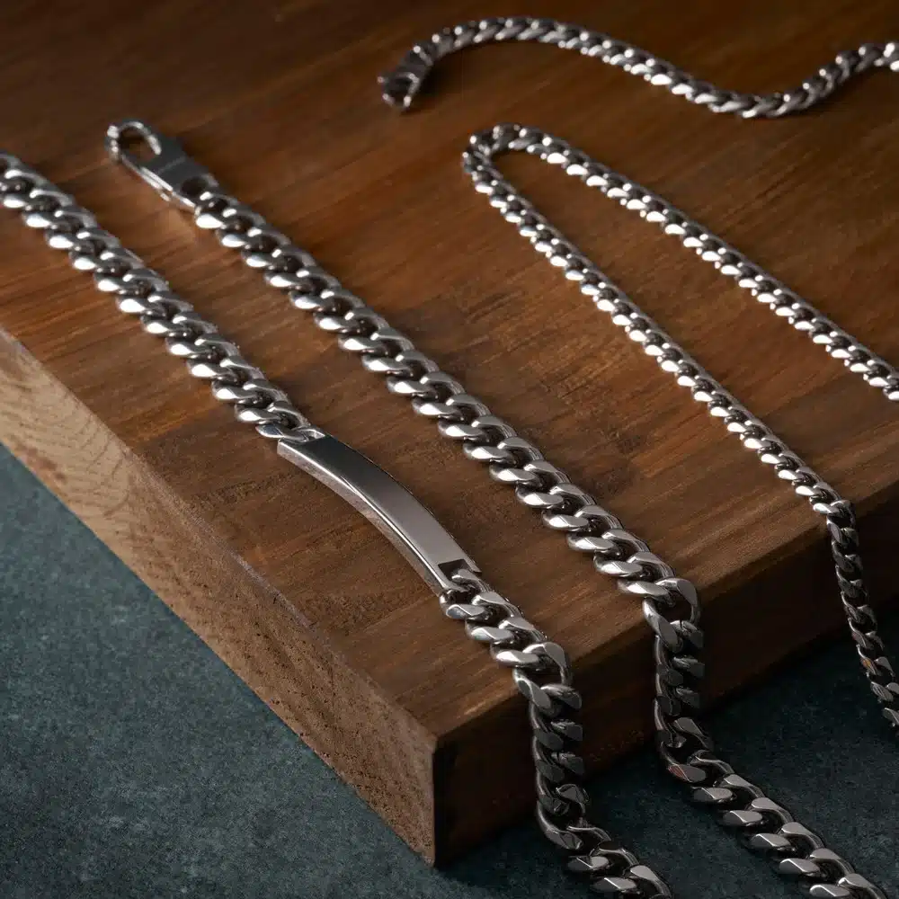 Stålarmbånd fra Son of Noa i rustfrit stål med blank panserkæde og plade. Klassisk armbånd til daglig brug.