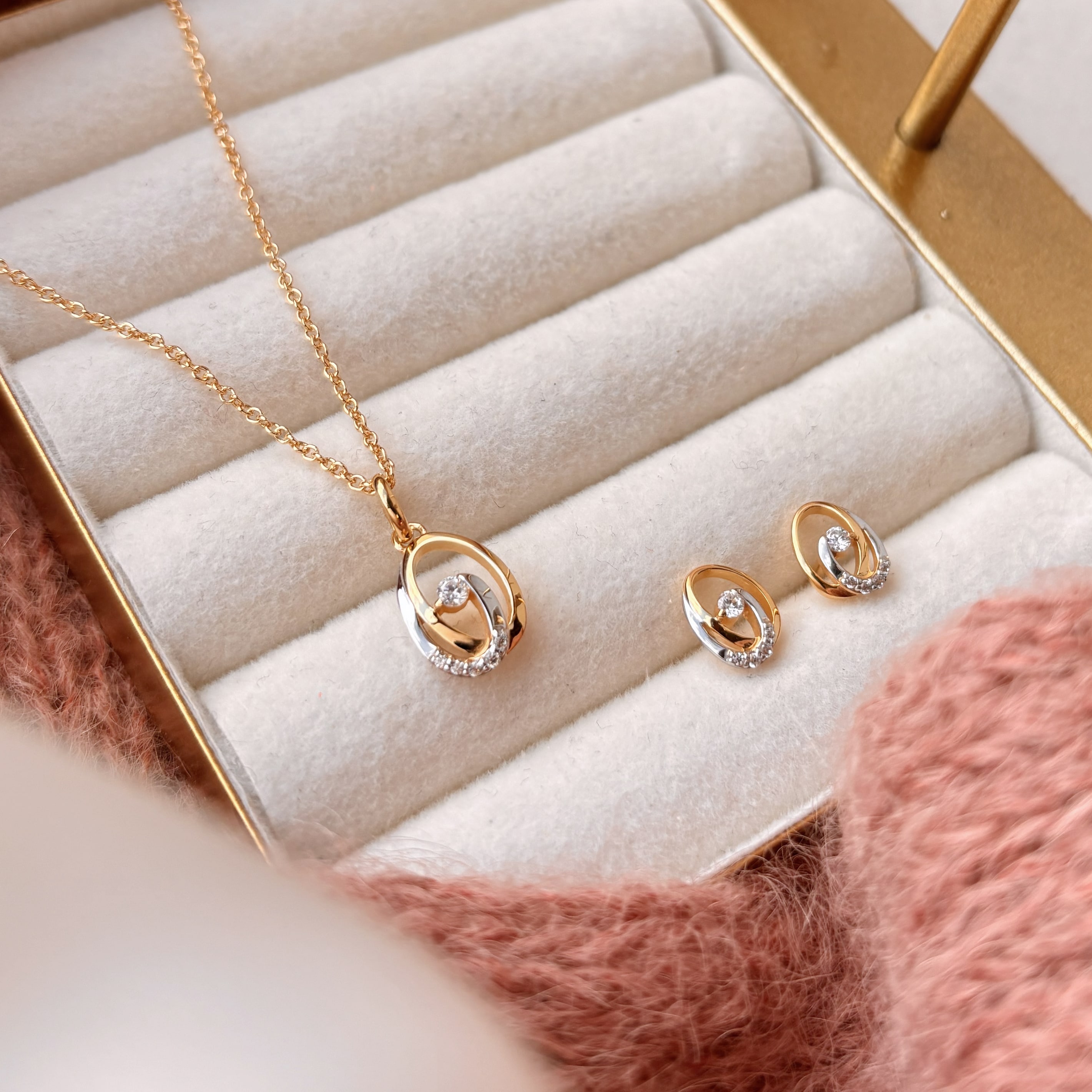 Scrouples Ørestikker med zirkonia i 8 kt guld/hvidguld 125124