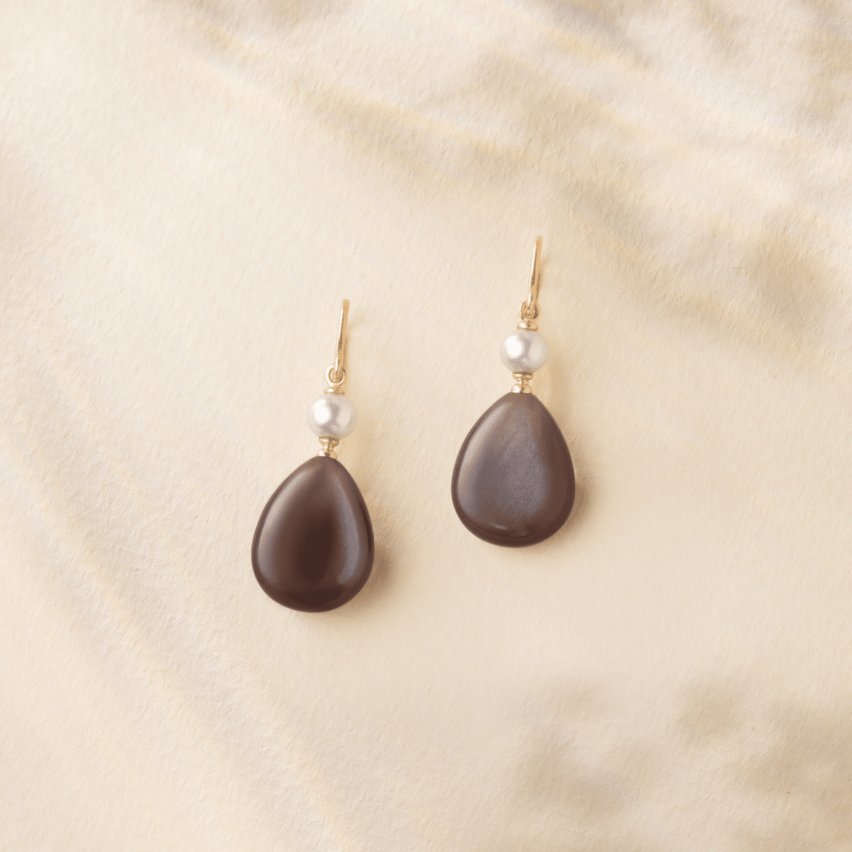 Julie Sandlau Elina øreringe i 100 % genanvendt 14 kt guld med Chocolate Moonstone og hvid ferskvandsperle YG14-HKS829WHPLCHMN