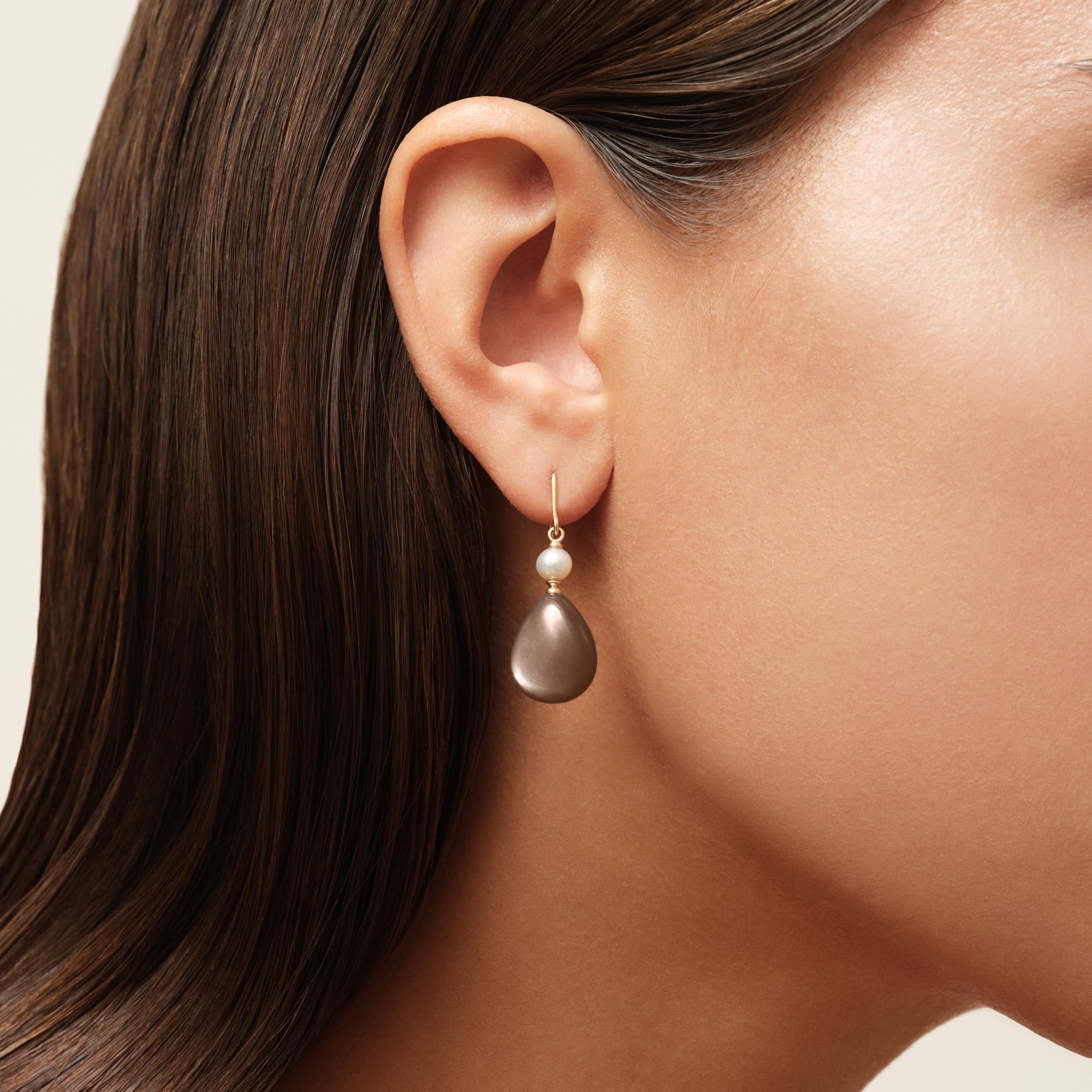 Julie Sandlau Elina øreringe i 100 % genanvendt 14 kt guld med Chocolate Moonstone og hvid ferskvandsperle YG14-HKS829WHPLCHMN