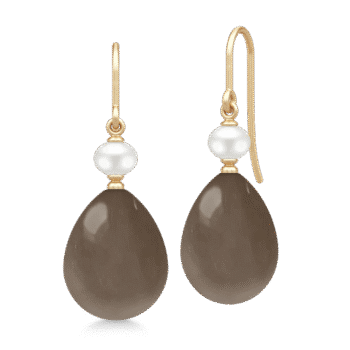 Julie Sandlau Elina øreringe i 100 % genanvendt 14 kt guld med Chocolate Moonstone og hvid ferskvandsperle YG14-HKS829WHPLCHMN