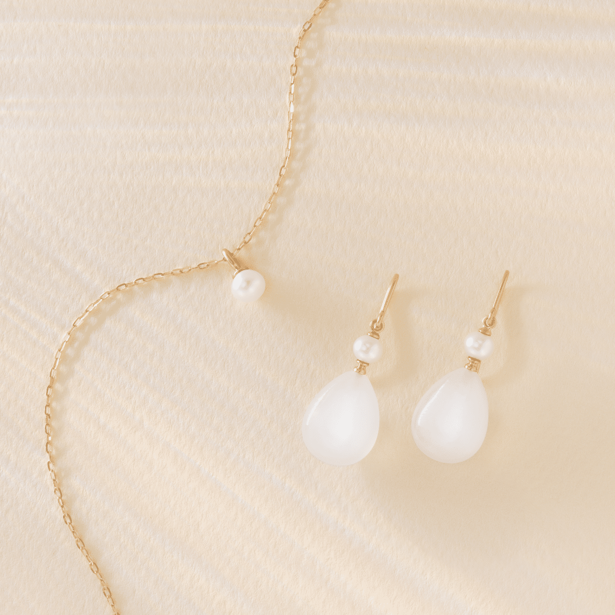 Julie Sandlau Elina øreringe i 100 % genanvendt 14 kt guld med White Moonstone og hvid ferskvandsperle YG14-HKS829WHPLWHMN