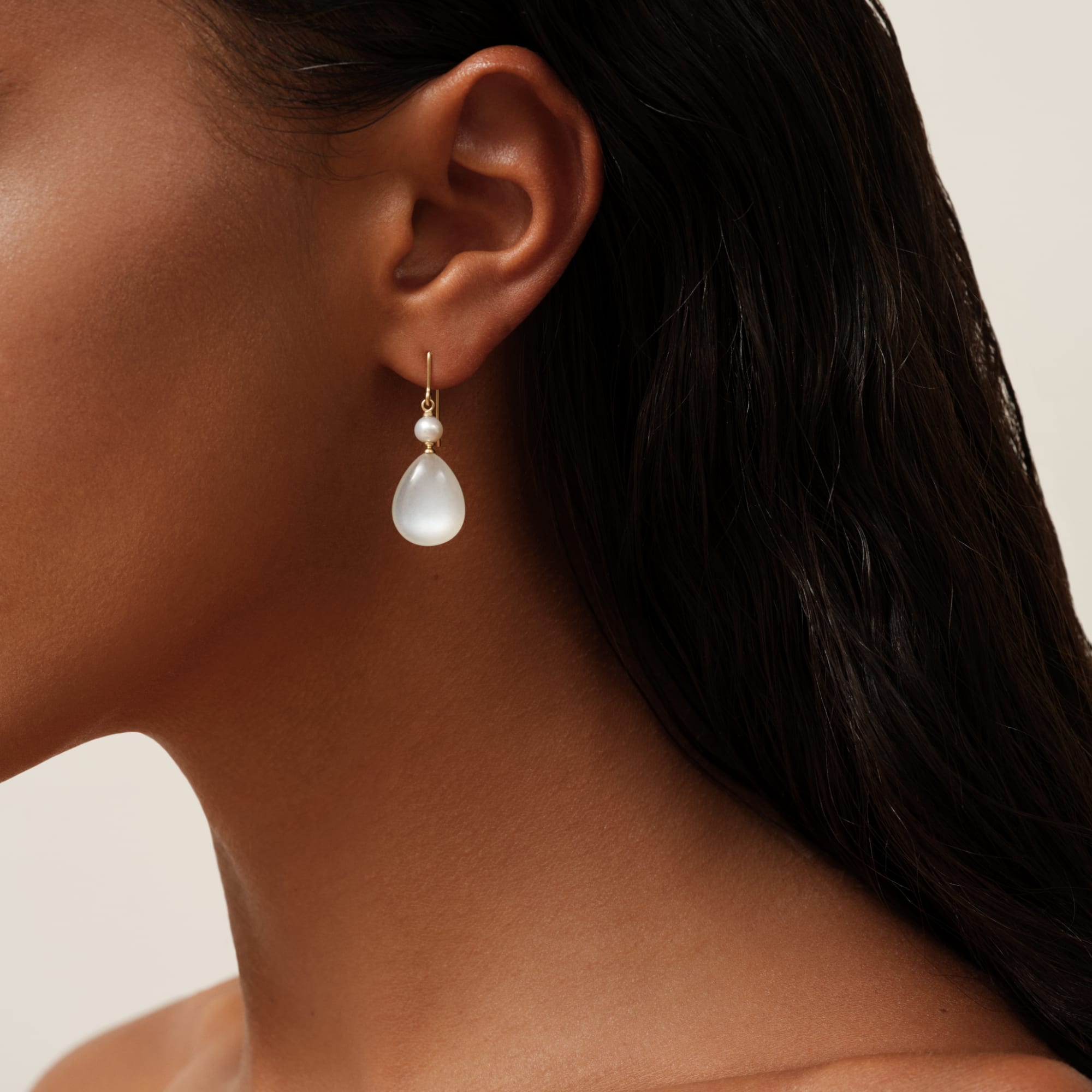 Julie Sandlau Elina øreringe i 100 % genanvendt 14 kt guld med White Moonstone og hvid ferskvandsperle YG14-HKS829WHPLWHMN