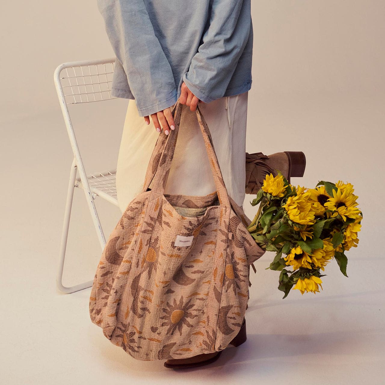 Maanesten Ravi totebag i Kantha-tekstil med farverige sole og måner model 4221.
